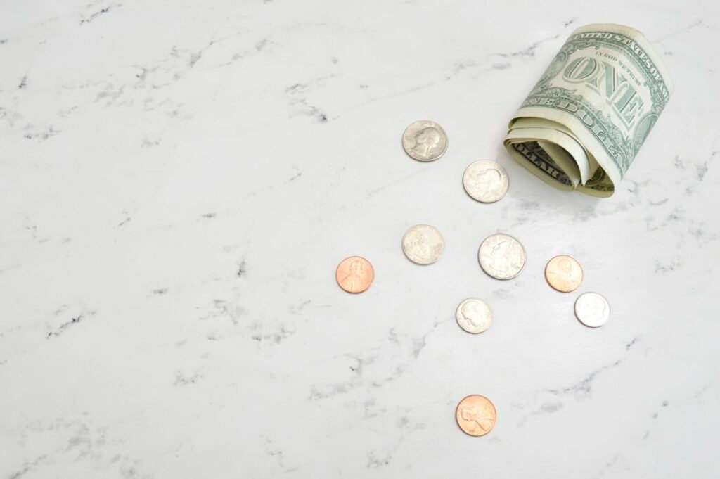 Billetes y monedas representando los ingresos de un tipster profesional