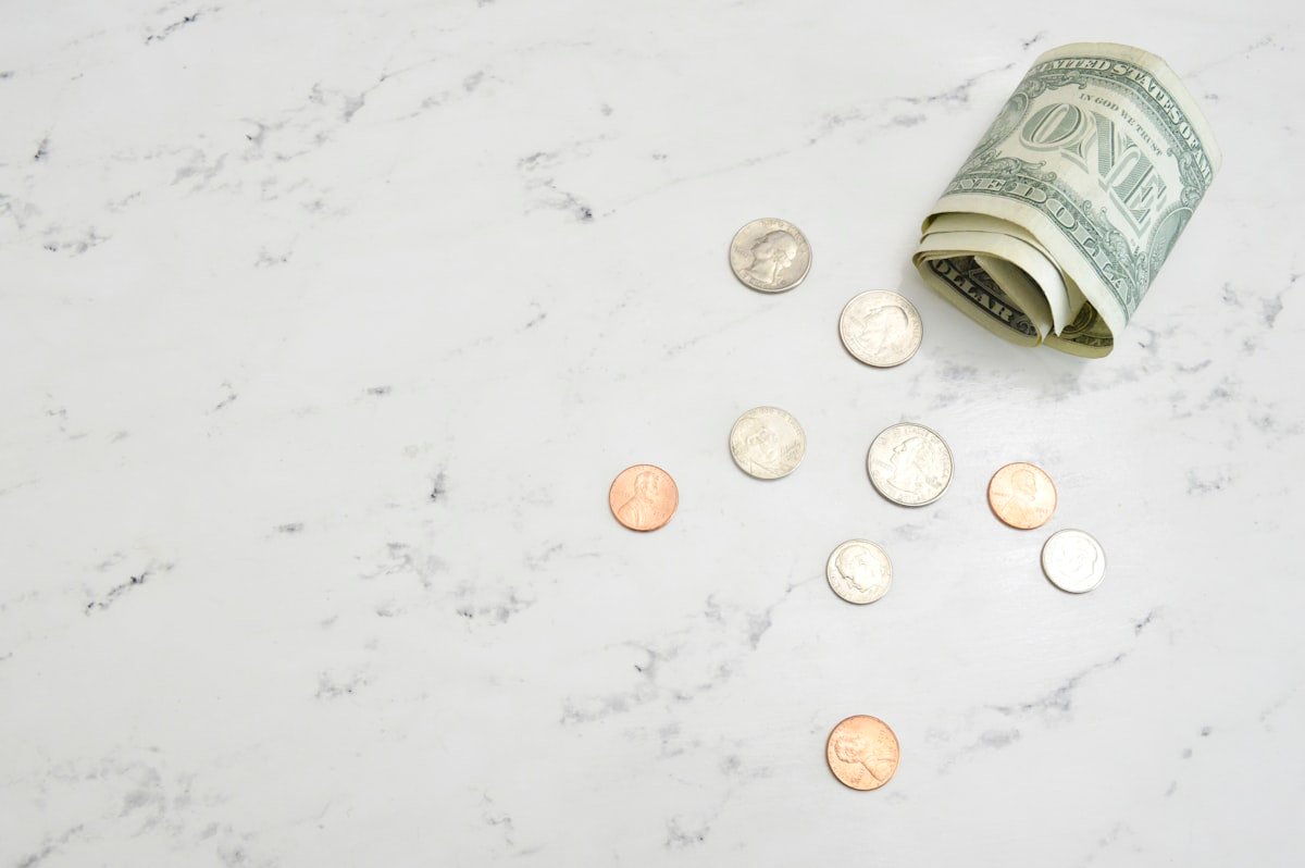 Billetes y monedas representando los ingresos mensuales de un tipster profesional
