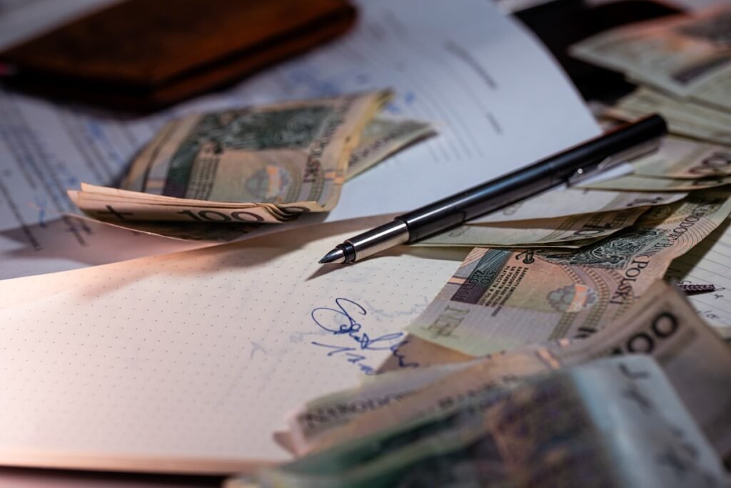 Dinero y documentos representando las múltiples fuentes de ingresos de un tipster