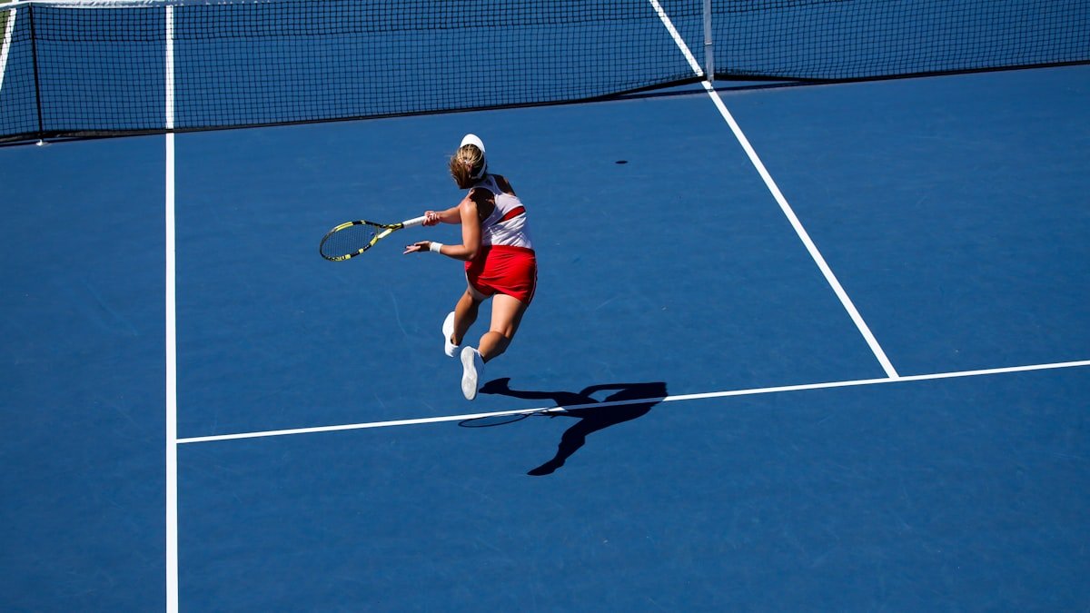 Jugadora de tenis en acción en la pista, nicho ideal para tipsters especializados